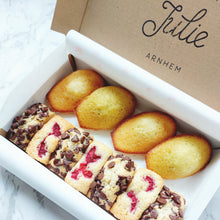 Afbeelding in Gallery-weergave laden, Madeleines en financiers per post