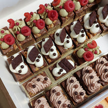 Afbeelding in Gallery-weergave laden, Luxe petit fours | Mix op serveerplateau | 15 of 24 stuks