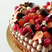 Afbeelding in Gallery-weergave laden, Chocoladetaart met vers fruit | hartormig of rond | vanaf 4/6 personen