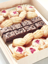 Afbeelding in Gallery-weergave laden, Mini cakejes mix op serveerplateau | vanaf 24 stuks