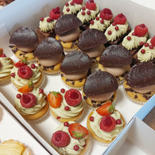 Afbeelding in Gallery-weergave laden, Luxe petit fours | Mix op serveerplateau | 15, 24 of 35 stuks