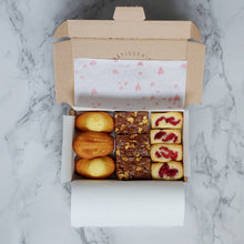 Afbeelding in Gallery-weergave laden, Madeleines, brownies & financiers per post | Kleine doos