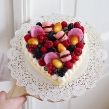 Afbeelding in Gallery-weergave laden, Vanilletaart met vers fruit | hartvormig of rond | vanaf 4/6 personen