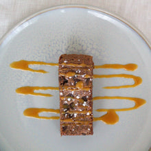 Afbeelding in Gallery-weergave laden, Brownies met gezouten karamelsaus per post
