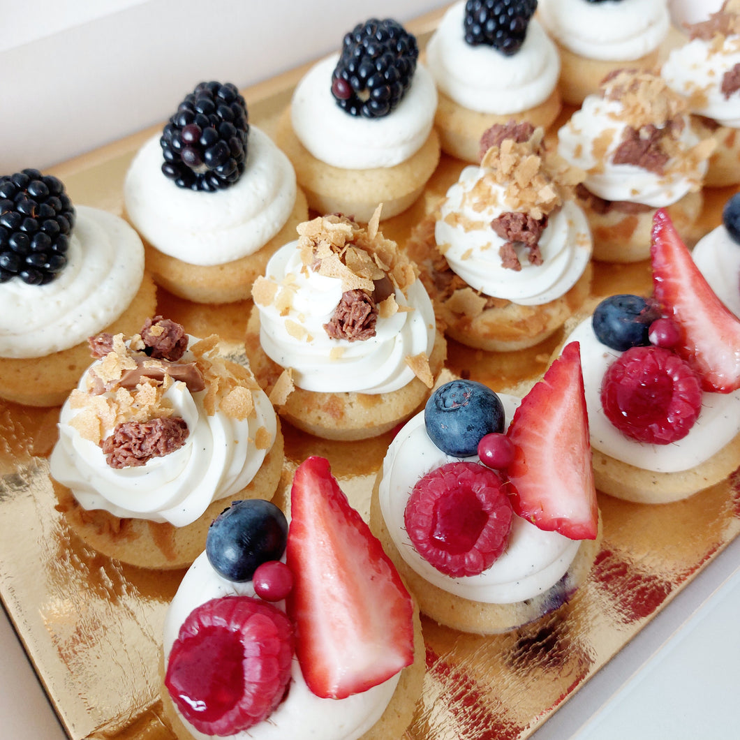 Luxe petit fours | Mix op serveerplateau | 15 of 24 stuks