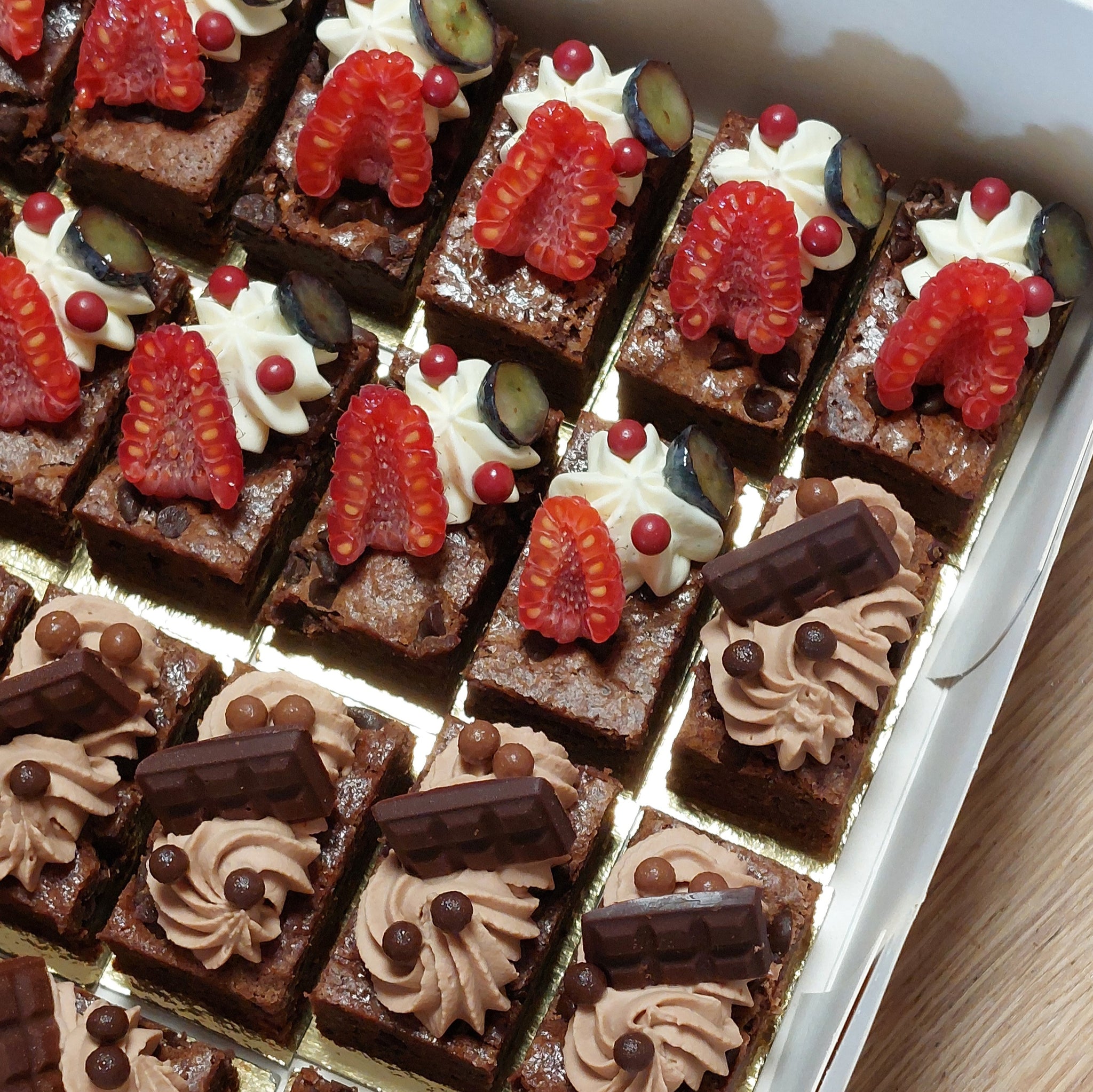 Luxe petit fours | Mix op serveerplateau | 15 of 24 stuks