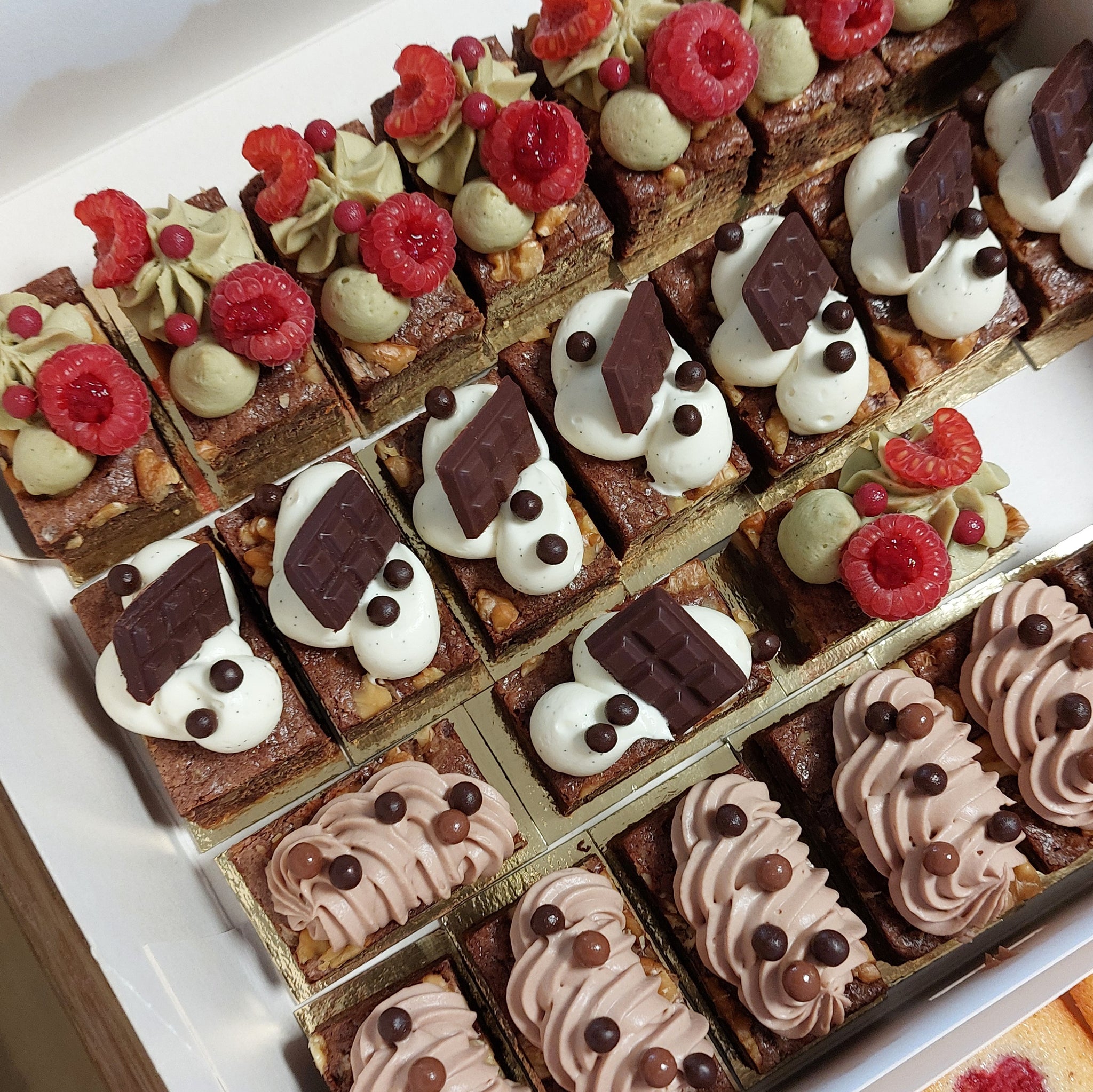 Luxe petit fours | Mix op serveerplateau | 15 of 24 stuks