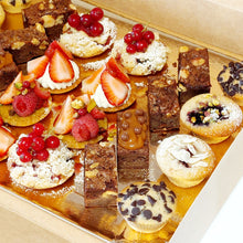 Afbeelding in Gallery-weergave laden, Petit fours | Mix op serveerplateau | 18, 24 of 50 stuks
