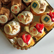 Afbeelding in Gallery-weergave laden, Sinterklaas luxe petit fours | Mix op serveerplateau | 15 of 24 stuks
