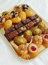 Afbeelding in Gallery-weergave laden, Mini cakejes mix op serveerplateau | vanaf 24 stuks

