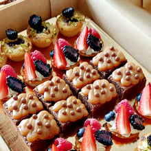 Afbeelding in Gallery-weergave laden, Petit fours | Mix op serveerplateau | 18, 24 of 50 stuks
